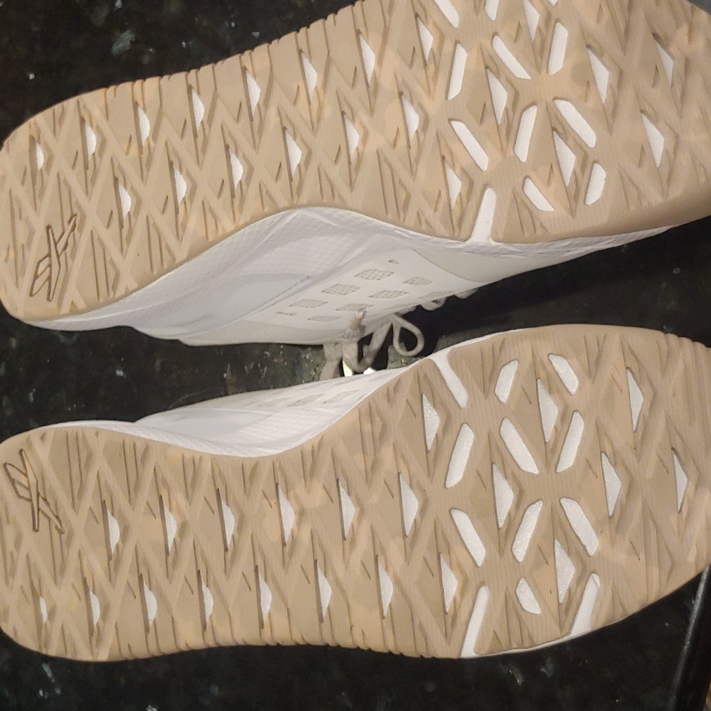 Athletic shoes - Picture 3 of 6